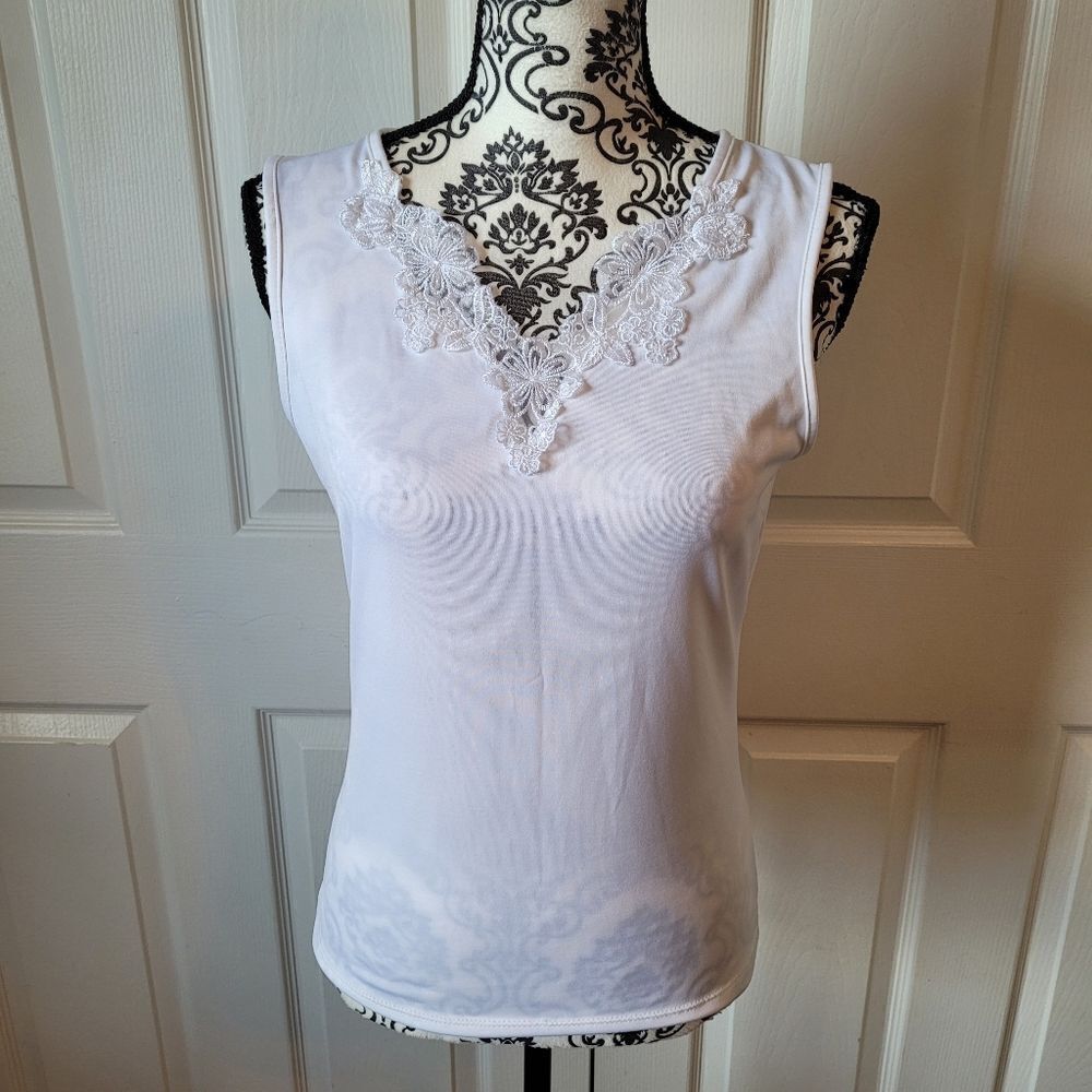 White embroidered floral top‎